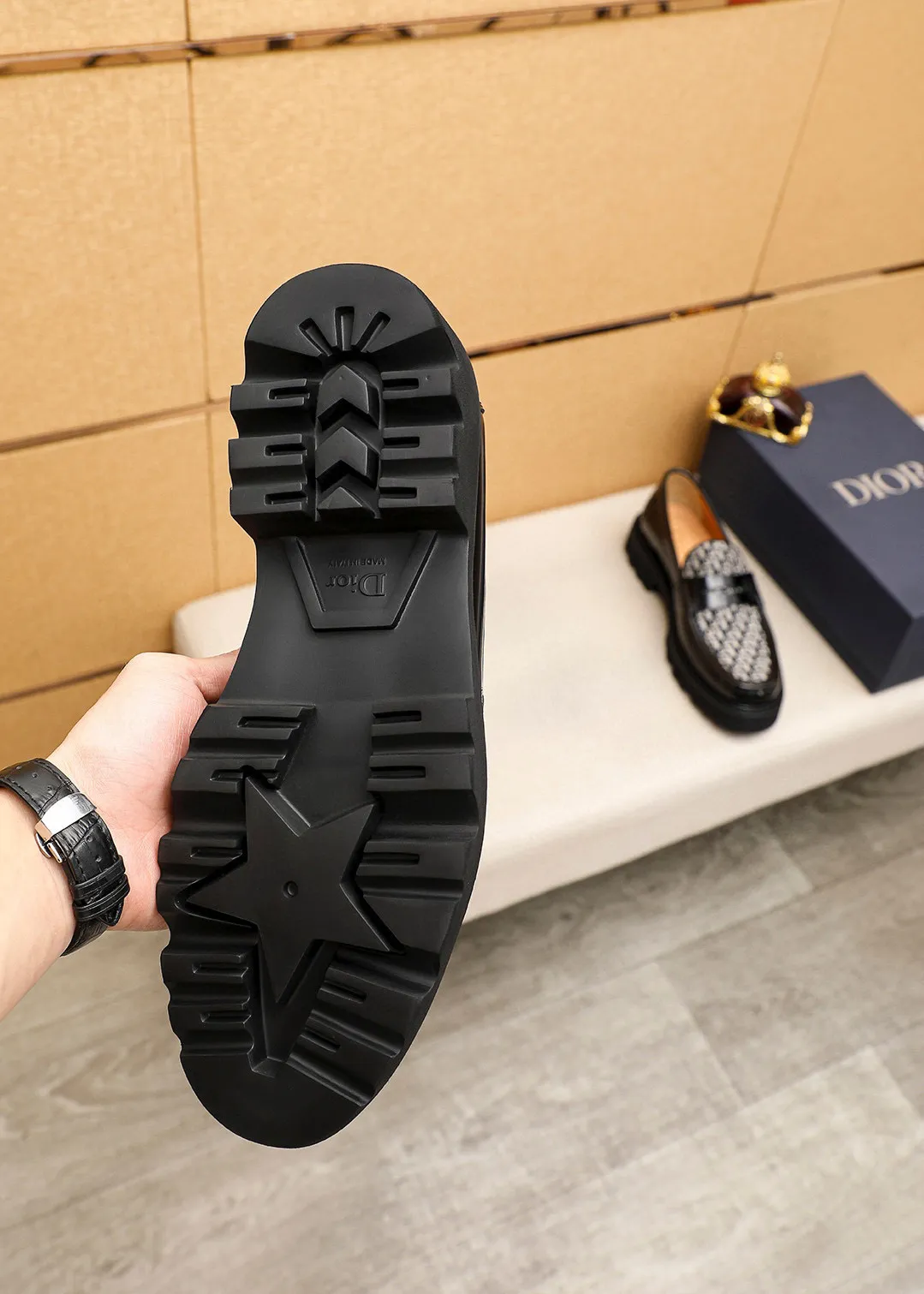 Men's shoes 💰480 💐 Product trademark: Dior "Dior" casual leather shoes Regular size: 39-44 (45🉑️customized) Product materials: Selected Italian imported first-layer calfskin upper, imported water-dyed 🐂 cowhide lining. Strong three-dimensional visual effect, original outsole color: 2 colors available